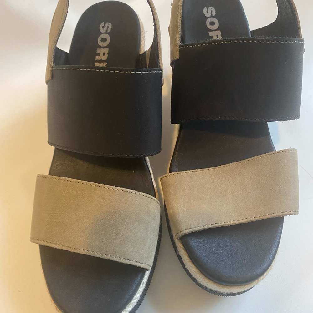 Two-Tone Sandals with Adjustable Straps. Sorel size 10  black and grey.